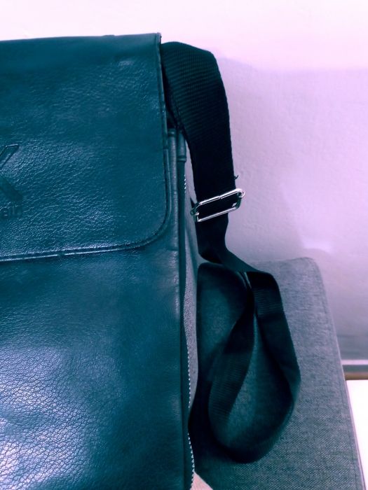 Torebka listonoszka czsrna dlugie ucho Calvin Klaine