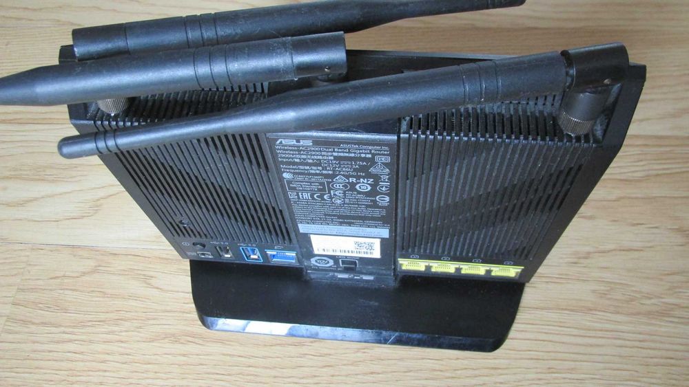 Router Asus RT-AC86U z antenami