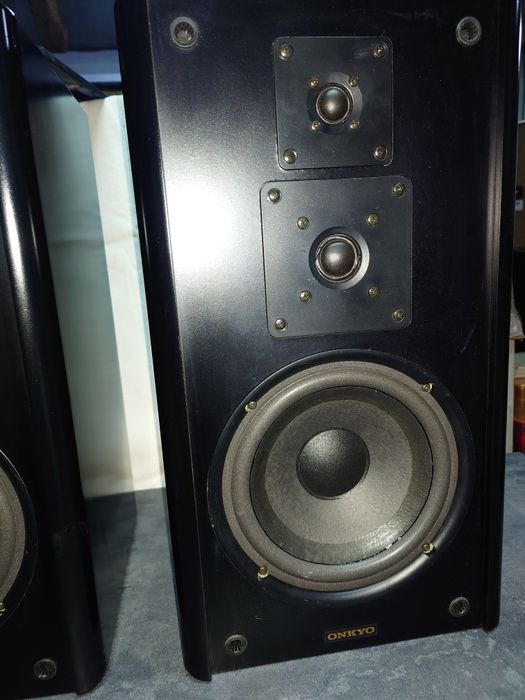 Акустика ONKYO  за пару 5500  модель sc 570 вінтажна оригінальна акустика відомого японського бренду. Чуйка 90 db, потужність 80. Ціна за 1 шт. Торг
