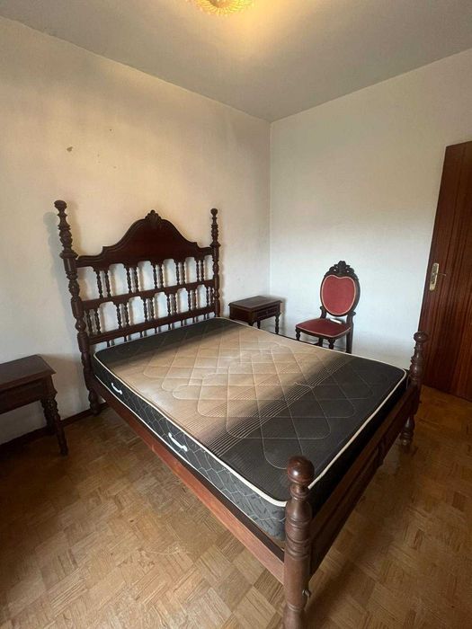 Conjunto de cama, cómoda com espelho e cadeira