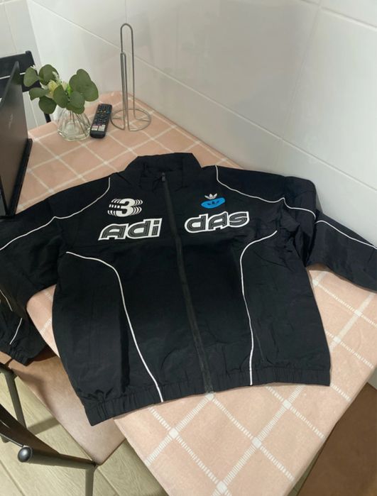 Casaco preto desportivo estilo Adidas – tamanho M
