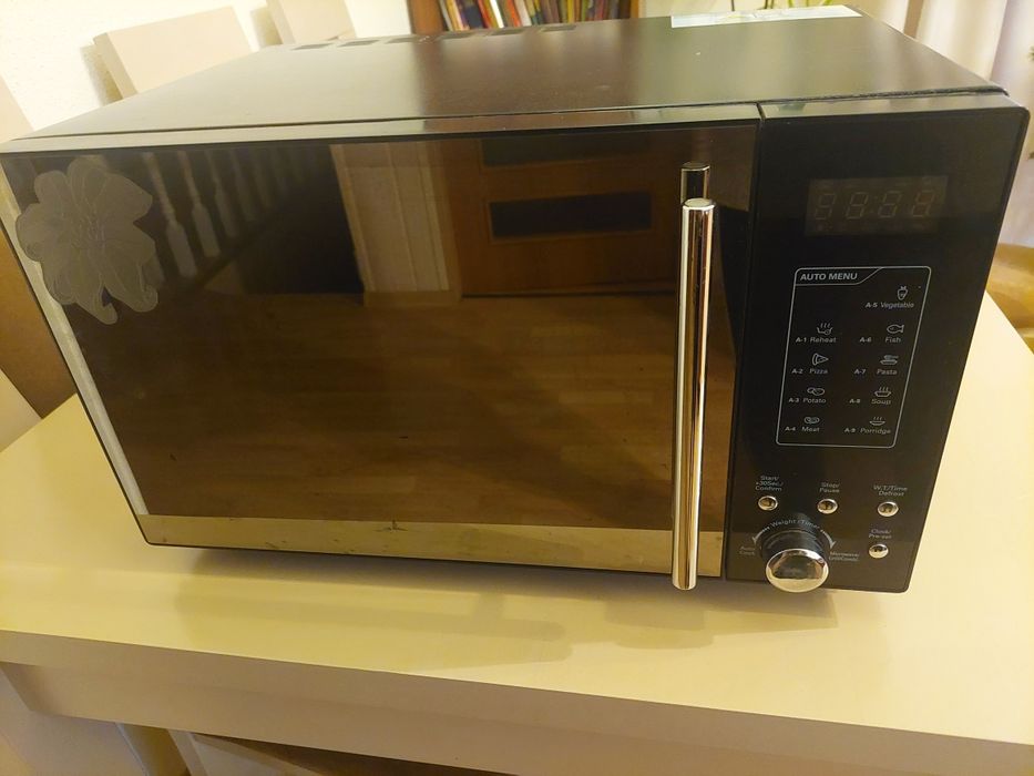 Mikrofala z grilem wolnostojąca .
