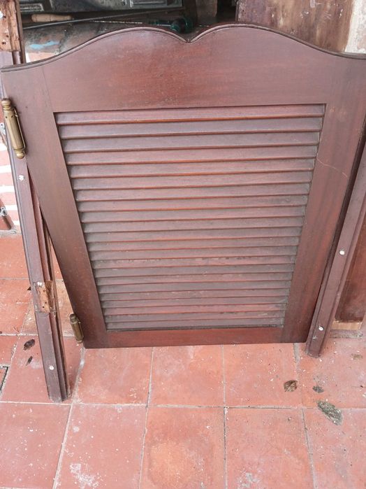 Bar Rustico- Balcão portas oscilantes em mogno e placas metalicas.