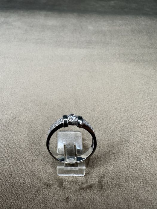 Anel em ouro branco com zirconeas. 19,2 quilates