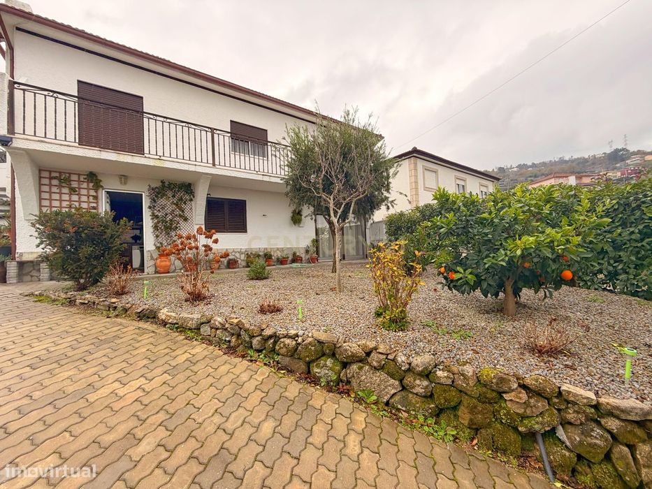 Moradia de quatro quartos com Terreno de 2.069 m², em Anreade, Resende