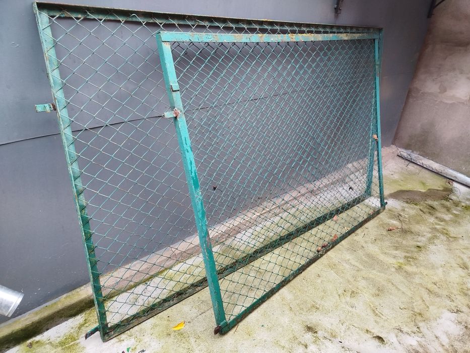 Чотири секції металевого забору з метолевою сіткою