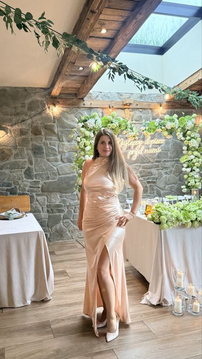 Sprzedam elegancką satynową sukienkę – założona tylko raz