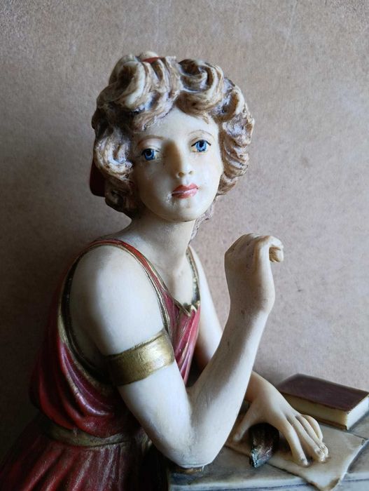 Estatueta de senhora com relógio