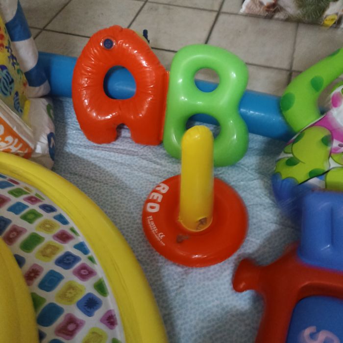 Parque com piscina para criança