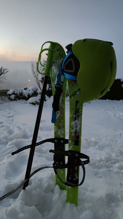 Nartki na buty / narty dziecięce 90cm + kijki + GRATIS kask narciarski