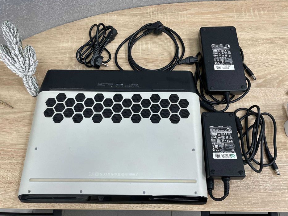 Dell Alienware Area-51m- 17" 144hz/ RTX 2070 175w/ i5-9500t/ 16/ 1.5tb