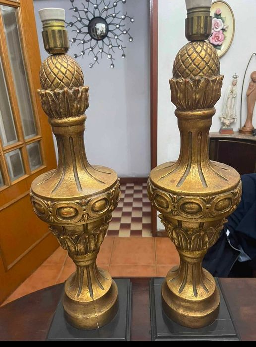 Candeeiros (2) espetaculares moldados em gesso de alabastro com acabamento em folha de ouro 24k e base em granito maciço preto.