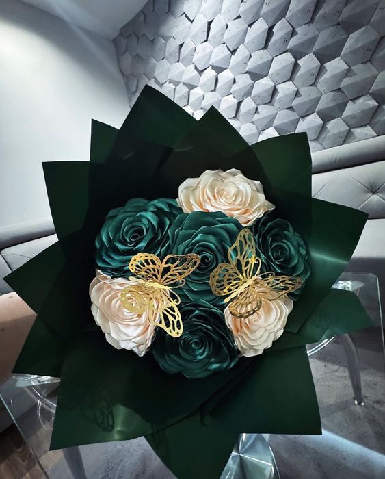 Tworzę bukiety z wiecznych róż ze wstążki