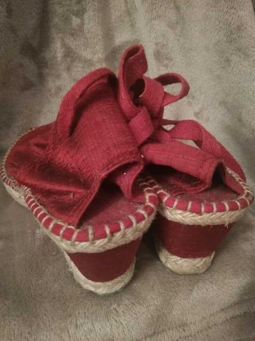 Buty espadryle r. 38 wiązane na kostce z atłasu czerwone