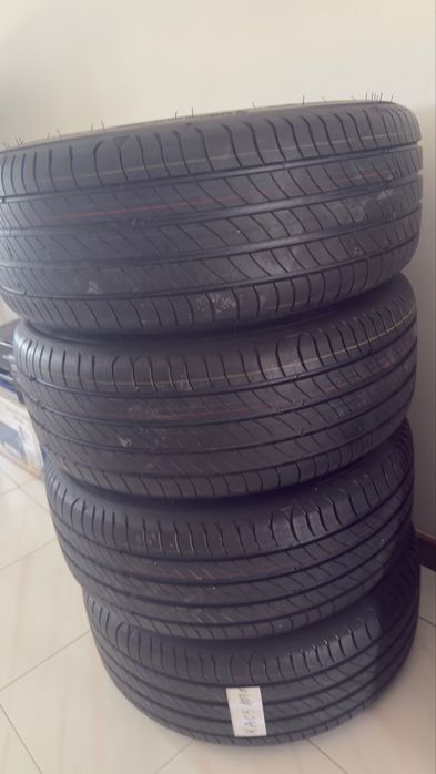 Vendo conjunto completo de 4 jantes originais Opel Astra L com pneus Michelin.