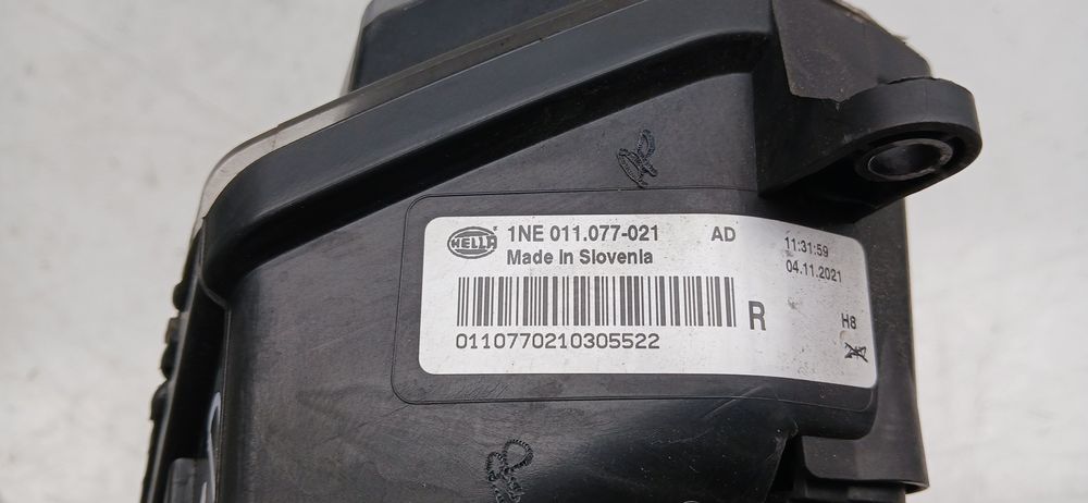 Farol nevoeiro frente direito SEAT Leon ST (5F8)