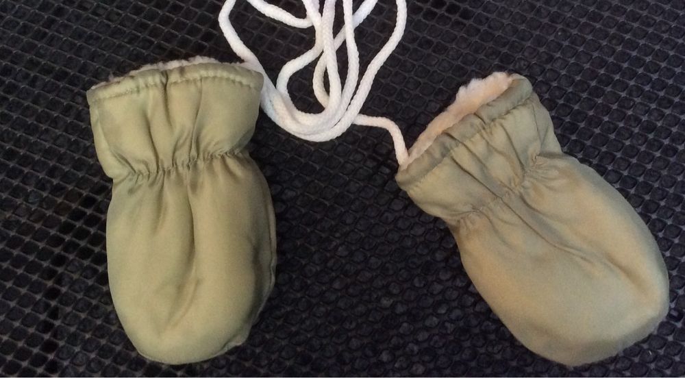 Rękawiczki niemowlęce na sznurku ortalion oliwka nowe