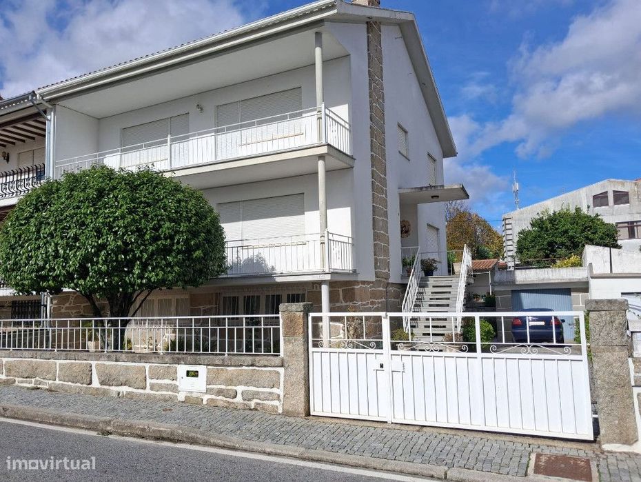 Moradia Geminada M5 com garagem em zona de Oliveira do Hospital