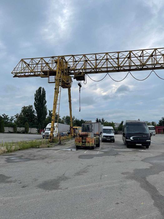 Здається в оренду козловий кран та площадка