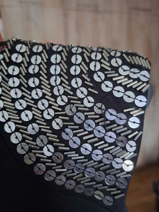 Czarna obcisła sukienka z cekinami