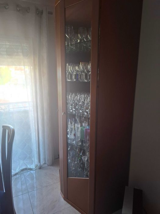 Vendo vitrina em cerejeira