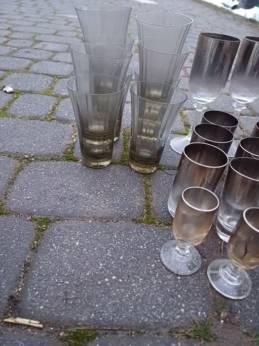 Zestaw szklanek i kieliszków dymionych PRL