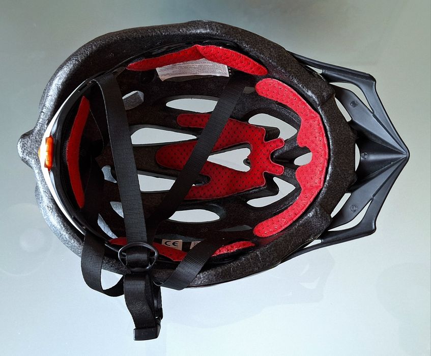 Capacete de ciclismo preto e vermelho
