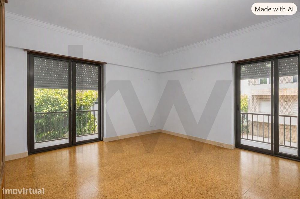 Apartamento T4 transformado em T3 na Amora