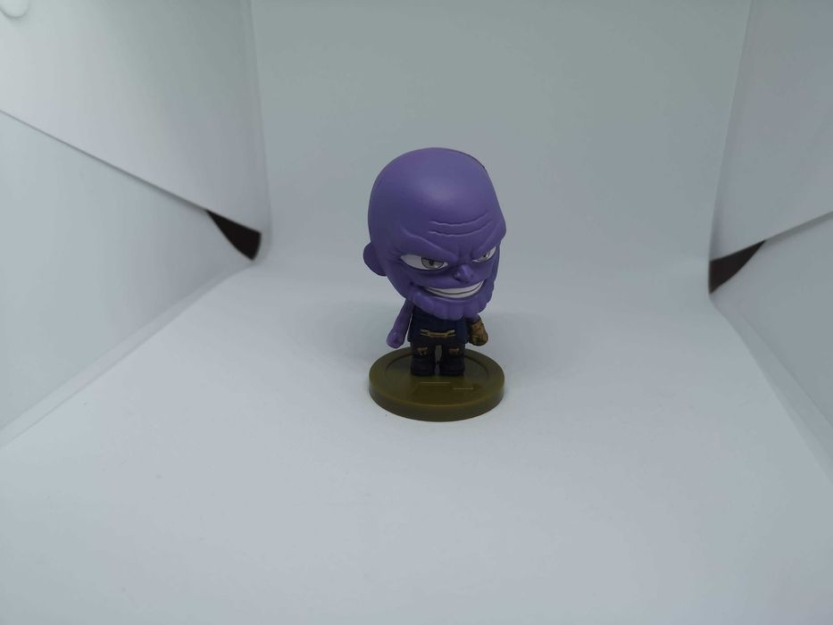 Figura com base Thanos Marvel Avengers