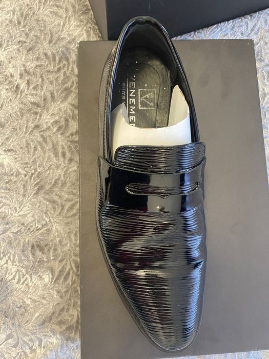 Mokasyny loafersy męskie lakierowane prążki 41