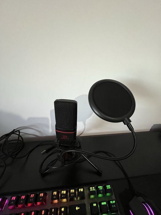 Teclado, rato, microfone, tapetes de rato e hubs