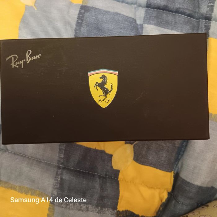 Caixa da Rayban com o símbolo da Ferrari