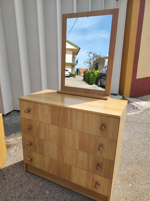 Conjunto cama + 2 mesas cabeceira + cómoda + espelho + secretária