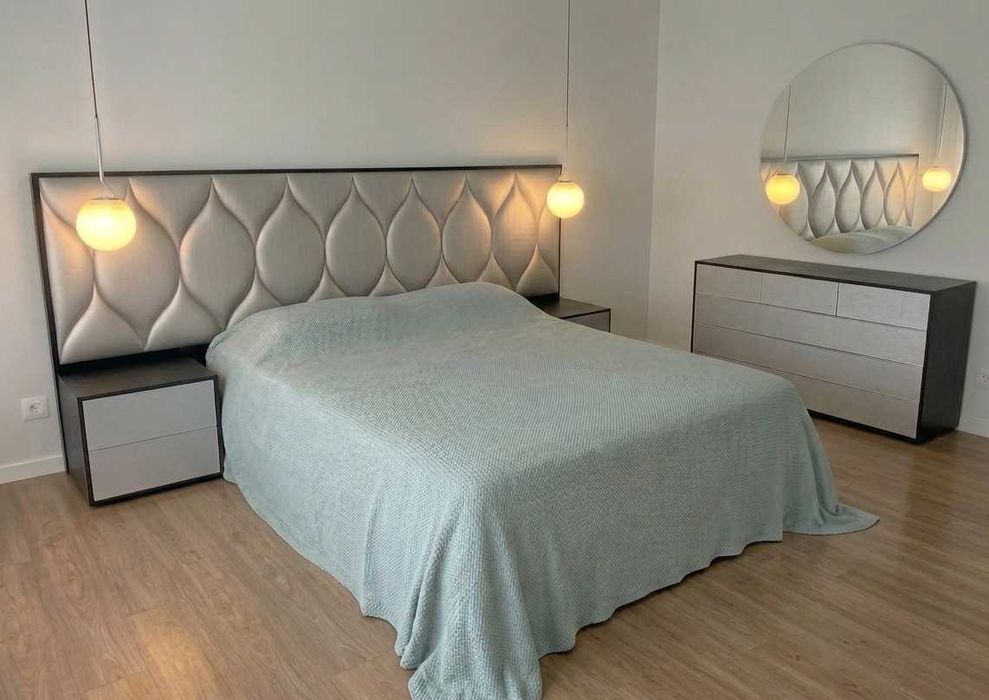 Cama de casal com cabeceira almofadada