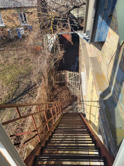 Добротний будинок з ділянкою 10 соток