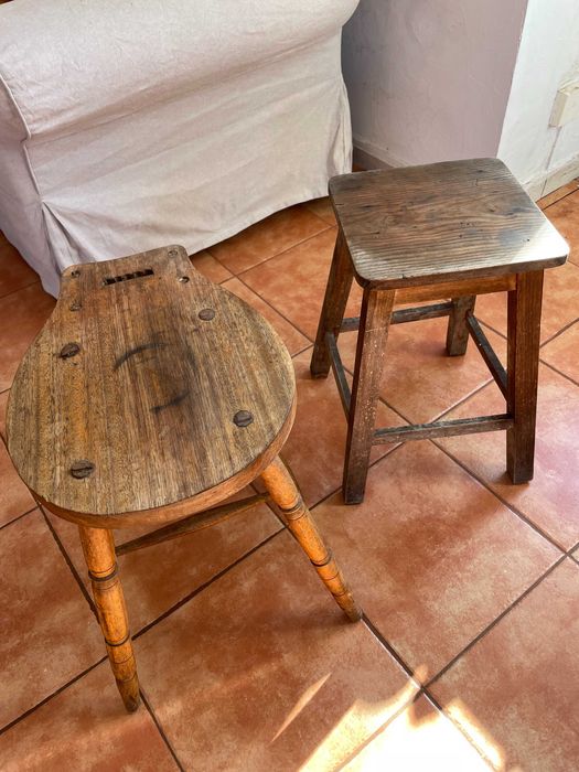 bancos de madeira maciça, mesas pequenas