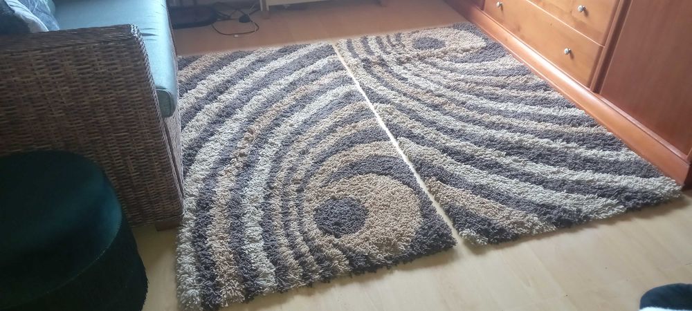 Dois tapetes de quarto em tons castanho