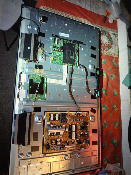 PEÇAS - TV LED 50" - Samsung UE50JU6800K - com Ecrã Partido!!!