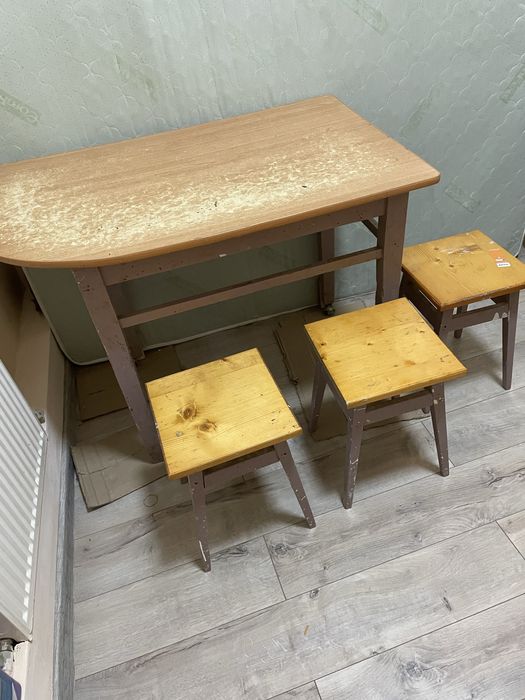 Продам стіл кухонний і табуретки