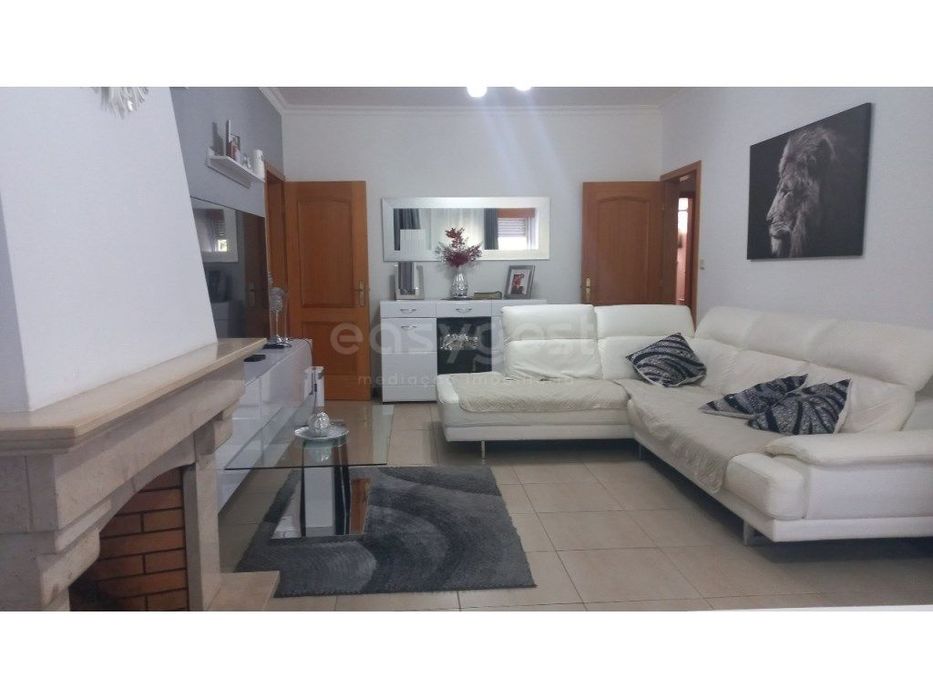 Apartamento T3 com Arrecadação e Lugar de Garagem em Santarém.