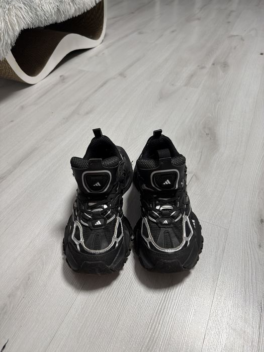 Кросівки Adidas.