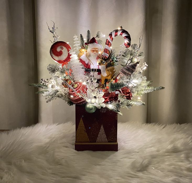 Stroik świąteczny z Mikołajem. Dekoracja na Boże Narodzenie LED.