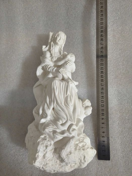 Dama sentada na pedra