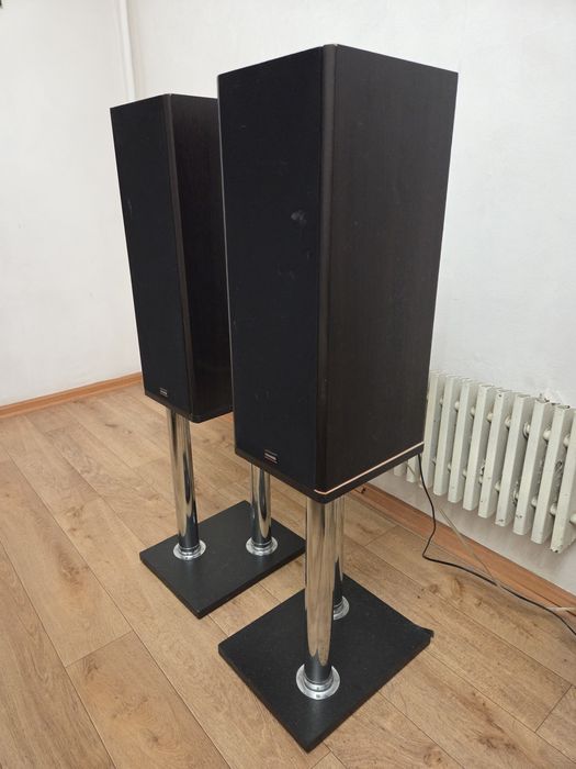 Колонки " Microlab" з вбубованим підсилювачем звуку на ніжках.