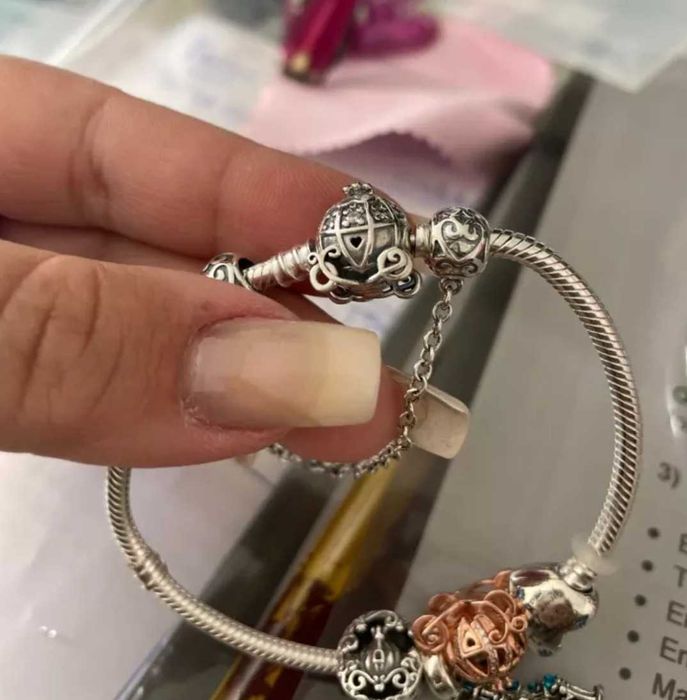 Clips-travöes, pulseiras e 'charms' em prata esterlina