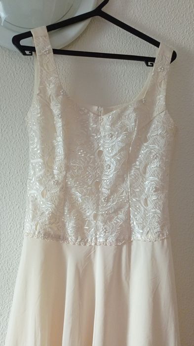 Vestido de gala. Vendo os dois por 75 euros . Não envio por correio.