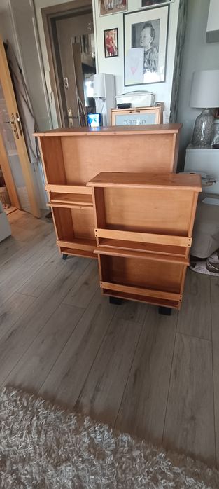 Dwa regały drewniane na nóżkach. Duży i maly