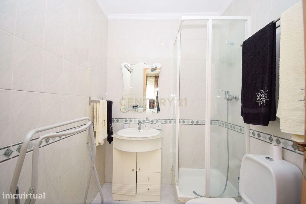 T3 Duplex 116m no Carregado em urbanização tranquila com acesso direto