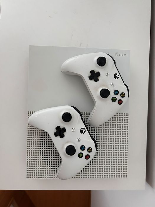 Xbox one S. 2 pady plus gry. Stan bdb