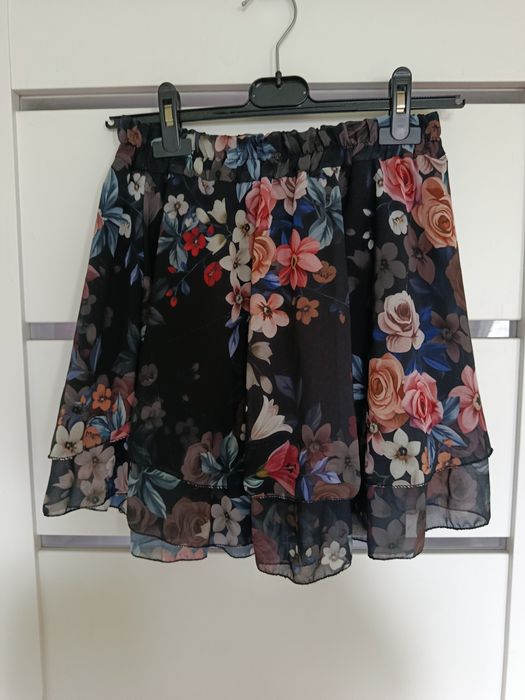 Śliczna zwiewna spódniczka uni